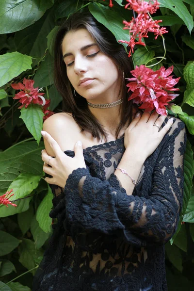 Bir yağmur ormanında seksi genç esmer güzellik 