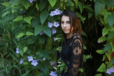 Bir yağmur ormanında seksi genç esmer güzellik 