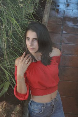 Bir yağmur ormanında seksi genç esmer güzellik 