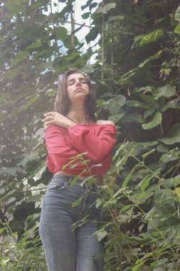 Bir yağmur ormanında seksi genç esmer güzellik 