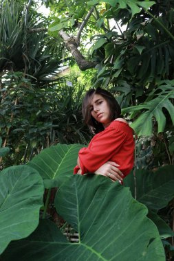 Bir yağmur ormanında seksi genç esmer güzellik 