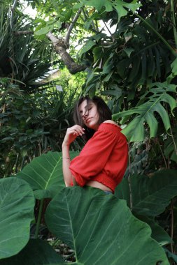 Bir yağmur ormanında seksi genç esmer güzellik 