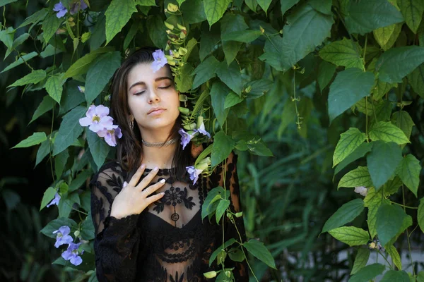 Sexy jonge brunette schoonheid in een regenwoud — Stockfoto