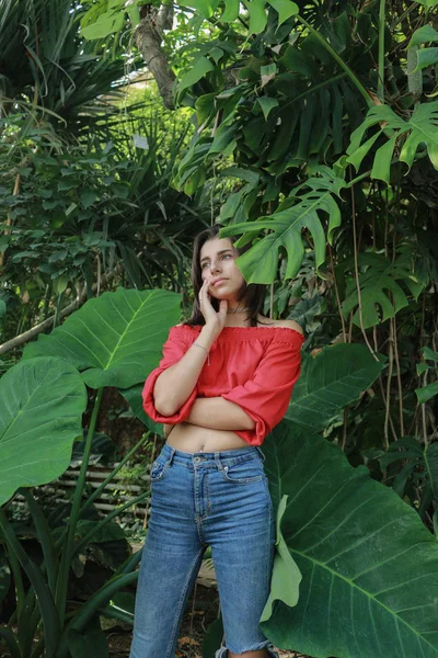 Sexy jonge brunette schoonheid in een regenwoud — Stockfoto