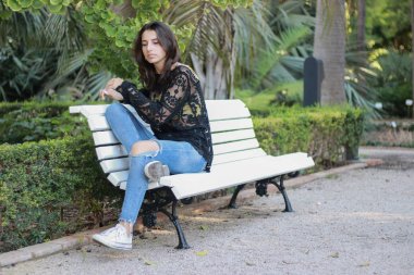 Bir yağmur ormanında seksi genç esmer güzellik 