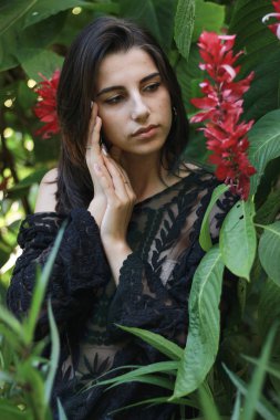 Bir yağmur ormanında seksi genç esmer güzellik 