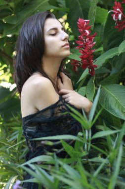 Bir yağmur ormanında seksi genç esmer güzellik 