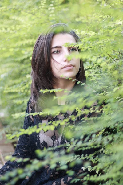 Bir yağmur ormanında seksi genç esmer güzellik 