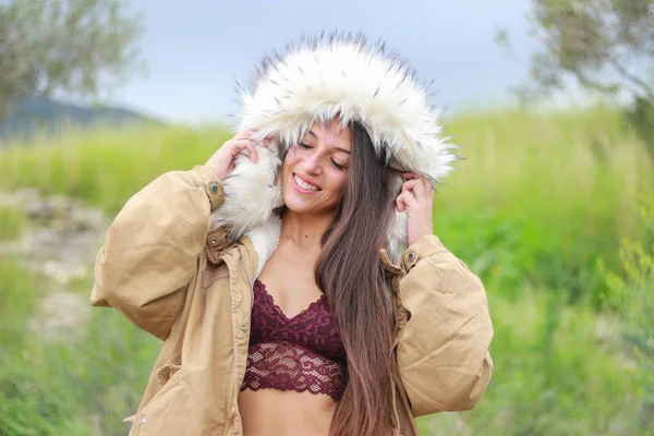 Mulher bonita no casaco de peles de inverno sorrindo na natureza — Fotografia de Stock