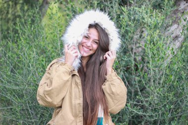 Kışın güzel kadın doğada gülümseyen kürk ceket