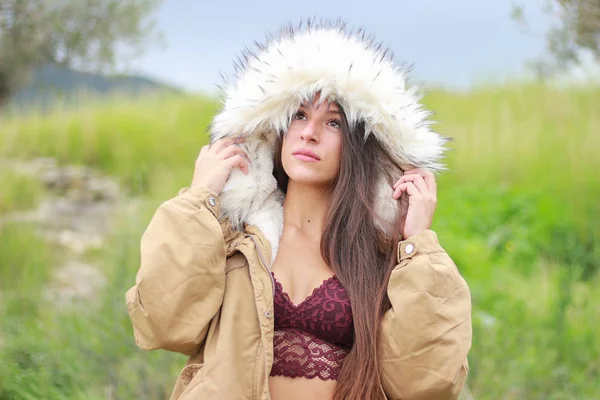 Mulher bonita no casaco de peles de inverno sorrindo na natureza — Fotografia de Stock