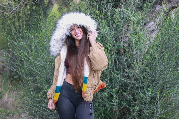 Vacker kvinna på vintern päls rock leende i naturen — Stockfoto