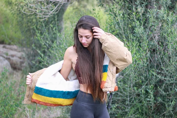 Hermosa joven feliz mujer feliz en chaqueta panafricana en ruinas —  Fotos de Stock