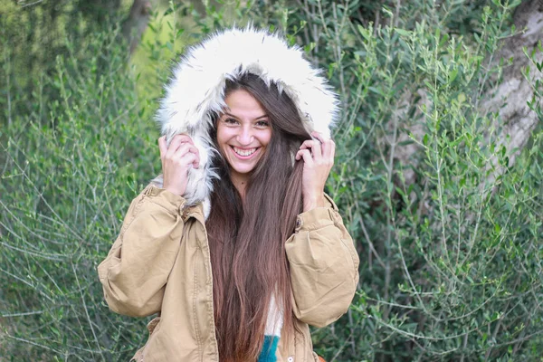 자연에서 미소 겨울 모피 코트에 아름다운 여자 — 스톡 사진