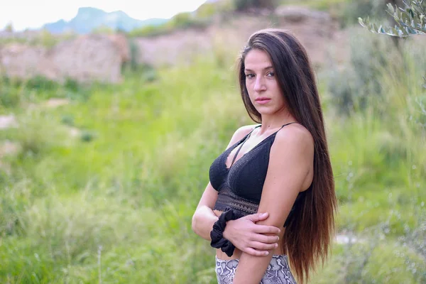 Hermosa joven en la naturaleza. Moda — Foto de Stock