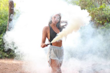 Mürekkep li sis bombası tutan güzel kız