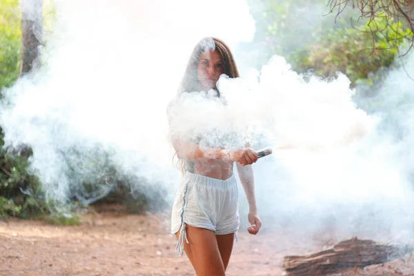 Schönes Mädchen mit einer Tintenrauchbombe — Stockfoto