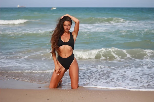 Mujer en la playa disfrutando del verano junto al mar — Foto de Stock