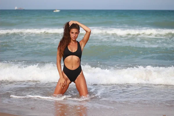 Mujer en la playa disfrutando del verano junto al mar — Foto de Stock