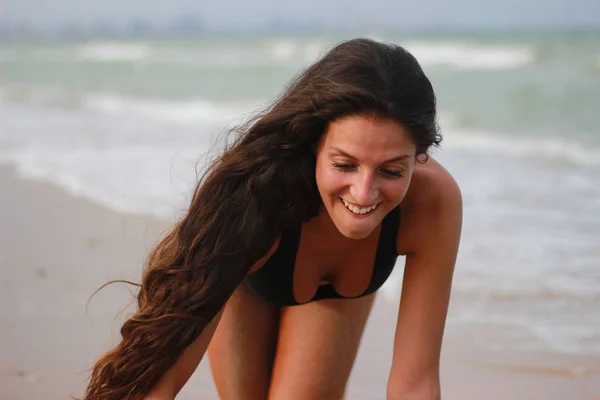 Mujer en la playa disfrutando del verano junto al mar — Foto de Stock