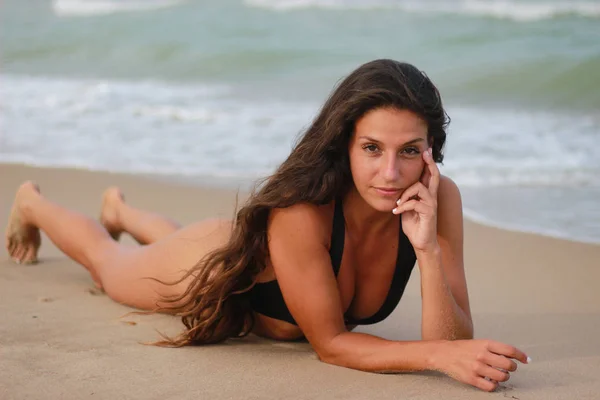 Frau am Strand genießt den Sommer am Meer — Stockfoto