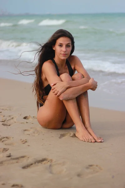 Frau am Strand genießt den Sommer am Meer — Stockfoto