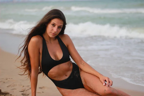 Frau am Strand genießt den Sommer am Meer — Stockfoto