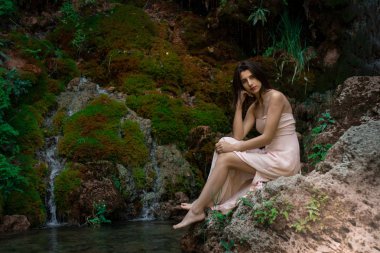 Yeşil tropikal bitkiler arasında güzel seksi kadın. Güzellik, fashio