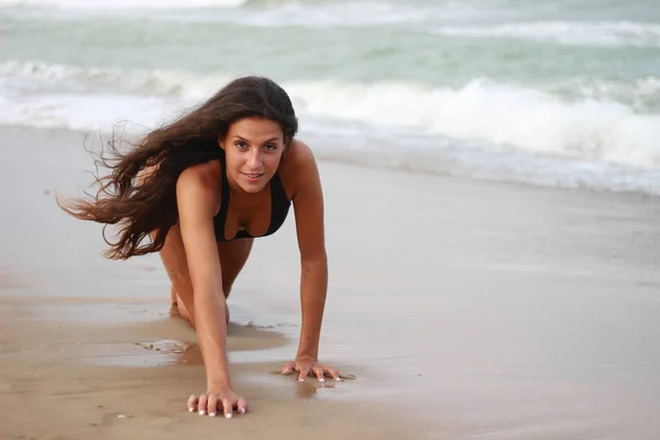 Mujer en la playa disfrutando del verano junto al mar — Foto de Stock