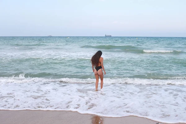 Frau am Strand genießt den Sommer am Meer — Stockfoto