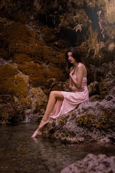 Menina bonita em fada floresta rápida. Outono . — Fotografia de Stock