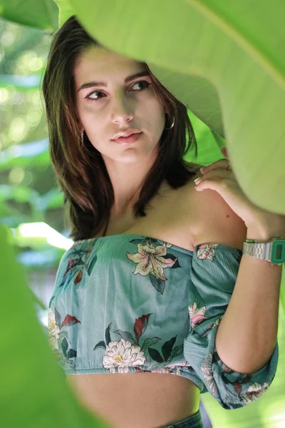 Sexy mladá bruneta krása v deštných lesích — Stock fotografie