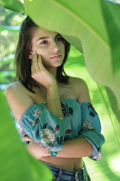 Sexy jovem morena beleza em uma floresta tropical — Fotografia de Stock