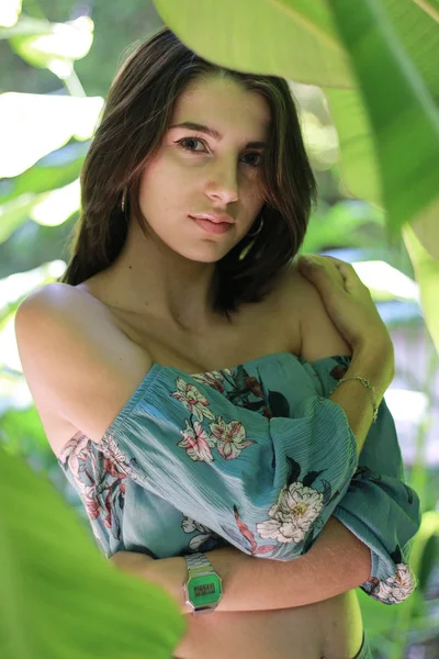 Sexy jovem morena beleza em uma floresta tropical — Fotografia de Stock