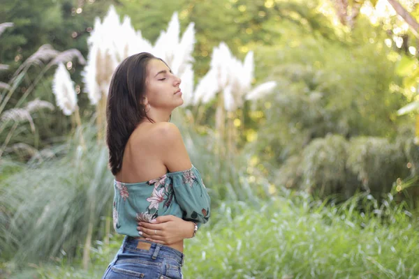 Sexy jovem morena beleza em uma floresta tropical — Fotografia de Stock