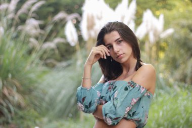 Bir yağmur ormanında seksi genç esmer güzellik 