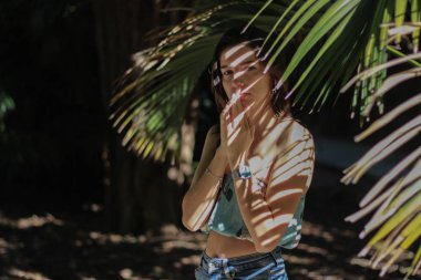 Bir yağmur ormanında seksi genç esmer güzellik 