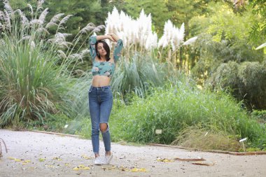 Bir yağmur ormanında seksi genç esmer güzellik 