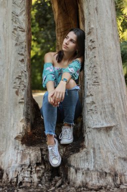 Bir yağmur ormanında seksi genç esmer güzellik 