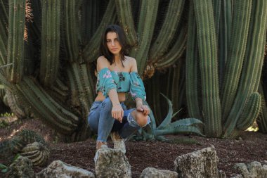 Bir yağmur ormanında seksi genç esmer güzellik 