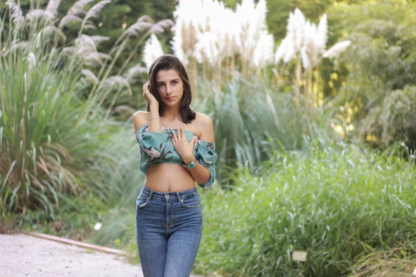 Sexy joven morena belleza en un bosque lluvioso —  Fotos de Stock