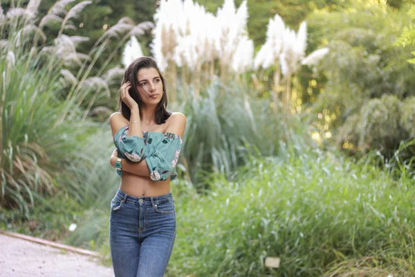 Sexy jovem morena beleza em uma floresta tropical — Fotografia de Stock