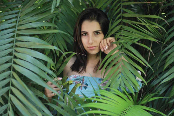 Sexy jovem morena beleza em uma floresta tropical — Fotografia de Stock