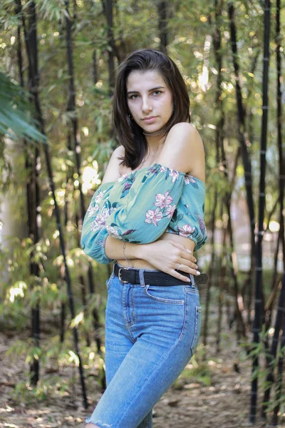 Sexy joven morena belleza en un bosque lluvioso — Foto de Stock