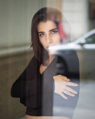 Pencereden bakan güzel ve seksi bir kızın portresi