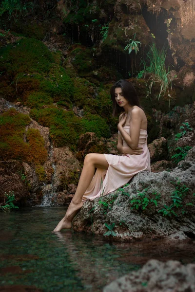 Beautiful girl posing in river. Fairytale story. Natural pool su — Stock Photo, Image