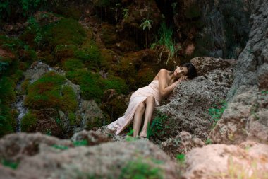 Nehirde poz veren güzel bir kız. Peri masalı hikayesi. Doğal havuz su