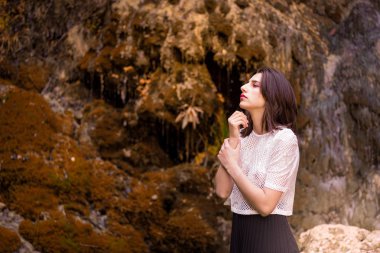 Nehirde poz veren güzel kız, sonbaharda peri hızlı orman. Olun