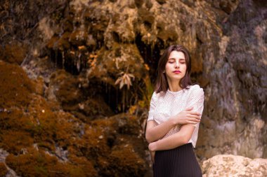 Nehirde poz veren güzel kız, sonbaharda peri hızlı orman. Olun