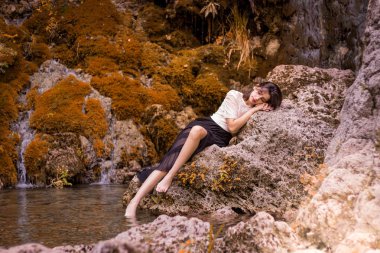 Nehirde poz veren güzel kız, sonbaharda peri hızlı orman. Olun